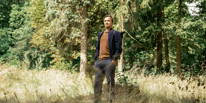 wanderer trägt bicros hörgeräte